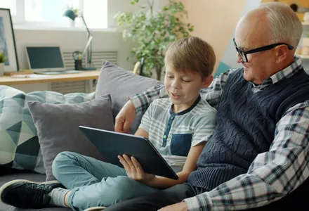 Les meilleures applications pour envoyer des photos à un senior (2026)