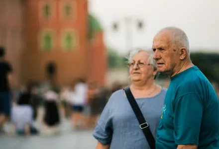 Culpabilité de vivre loin de ses parents : ce qu'elle dit vraiment